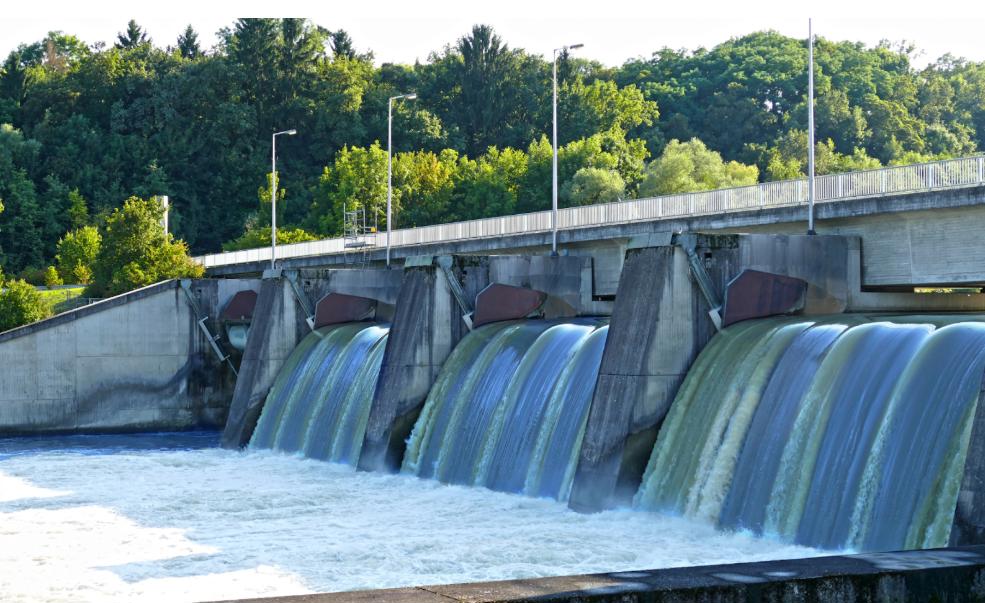 Đập thủy điện khai th&aacute;c d&ograve;ng chảy để sản xuất năng lượng t&aacute;i tạo